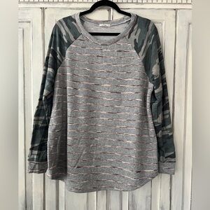 🟠NWT E LUNA Plus Long Sleeve Lightweight Top in Camo/Gray Stripe 1X